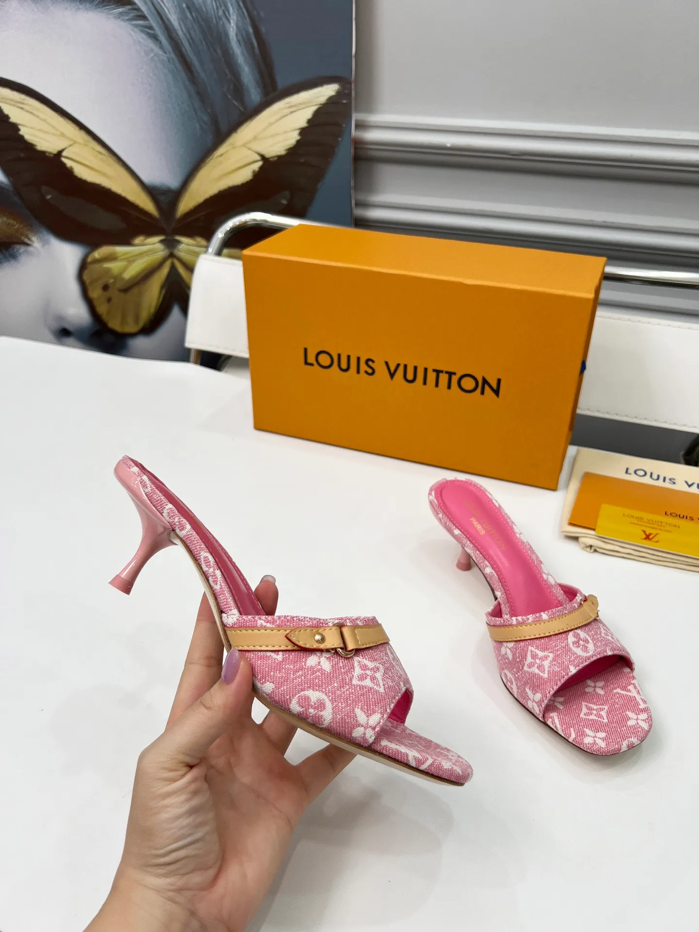 👟👟Ex-factory price 440👟👟 LV new denim kitten heel slippers 2025 summer must-have for goddesses, original replica, super comfortable on the feet. Show off the queen's temperament, the heel height is 9.5CM, which shows your temperament without being tiring. Leather outsole. Standard code: 35-42 (41 and 42 codes are customized, non-returnable and non-exchangeable)